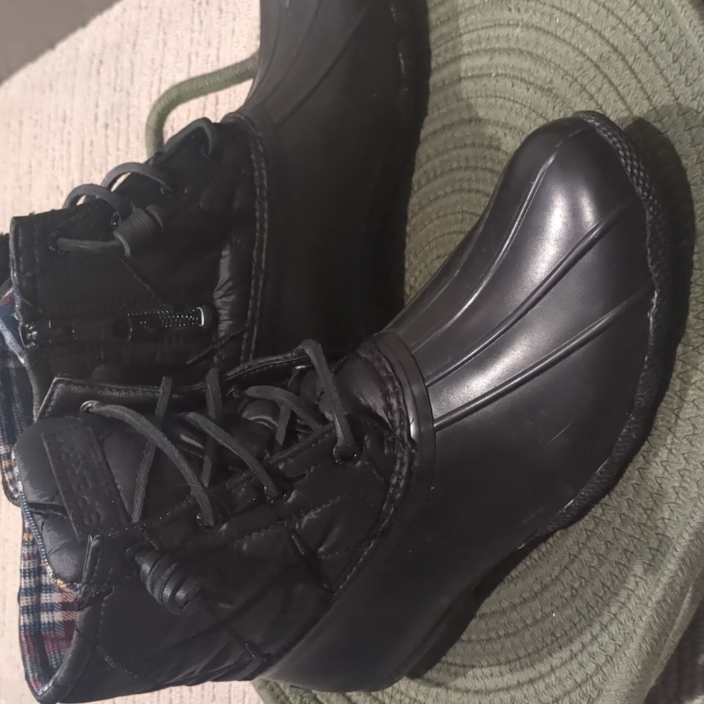 Black Sperry duck boots, quilted, flannel print lining, never worn, size 7.5